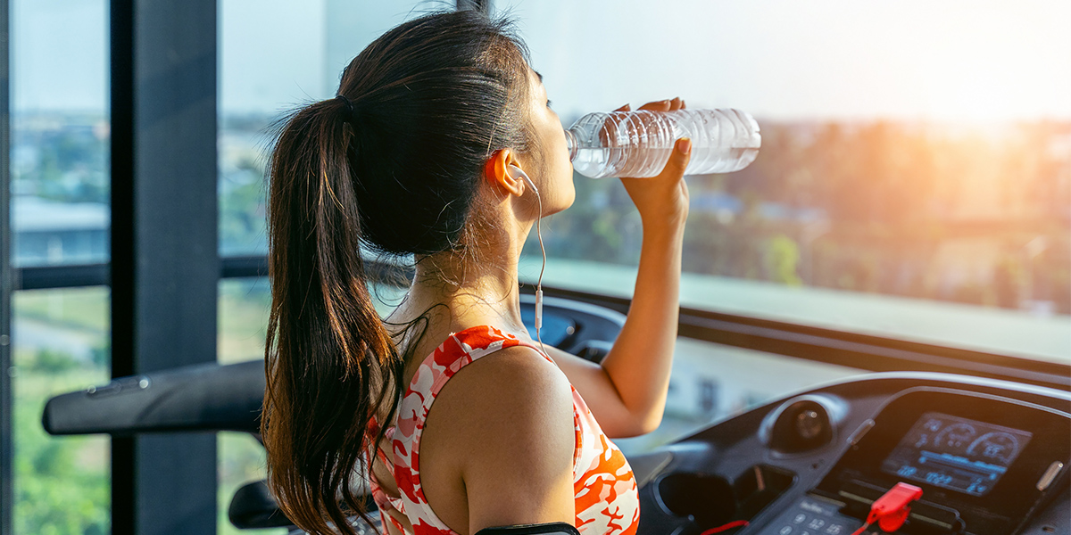 Baisse d'endurance, risques de claquage ou de tendinite, une mauvaise hydratation peut avoir de nombreux effets n&eacute;gatifs sur le corps d'un sportif.